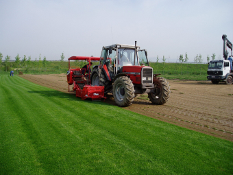 Traktor obrađuje travnjak
